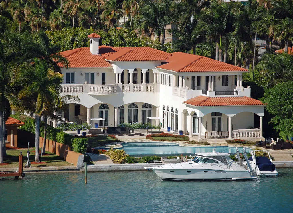 Residencia frente al agua en Florida al atardecer